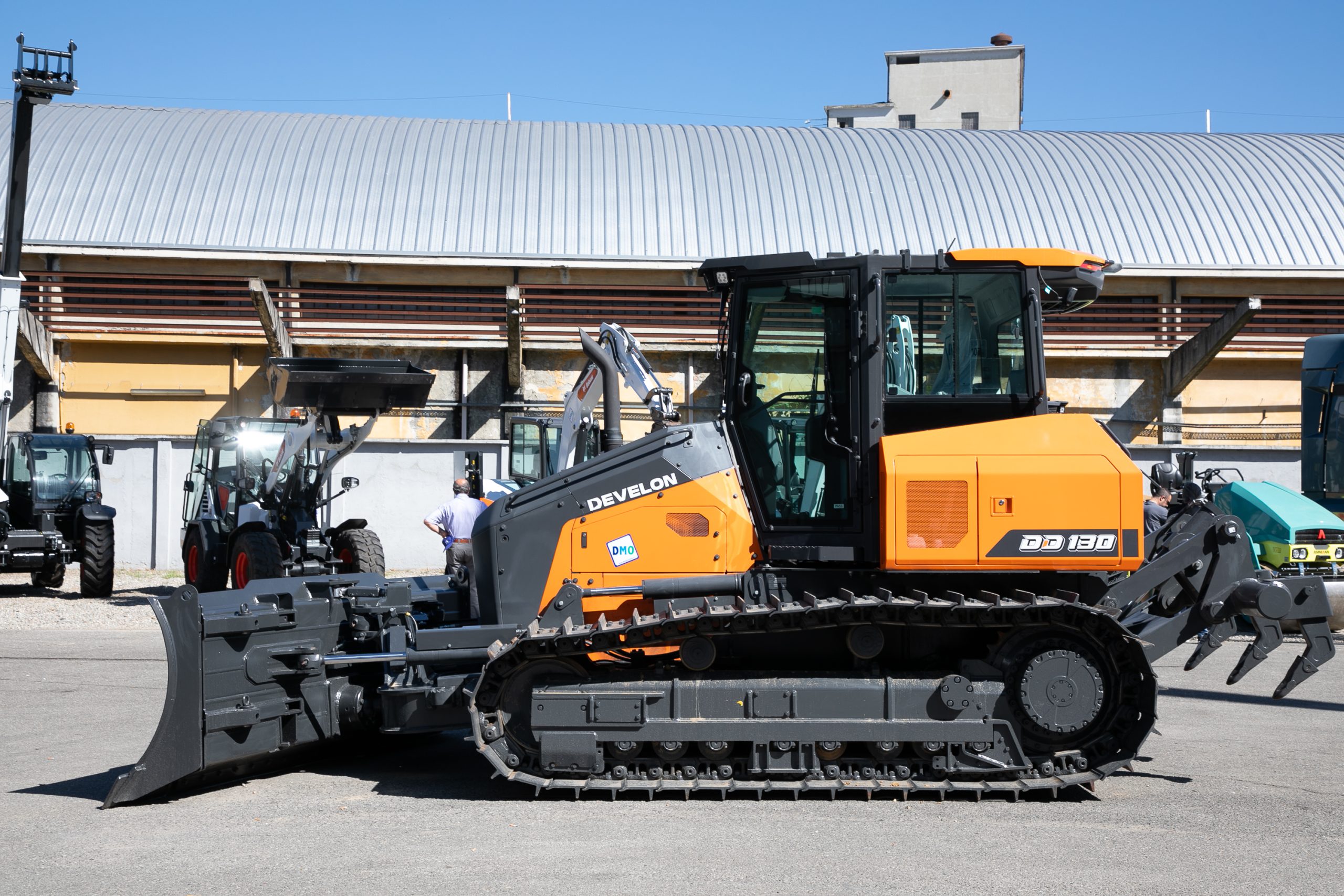 Develon ha esposto il dozer DD130 nella filiale di Melegnano