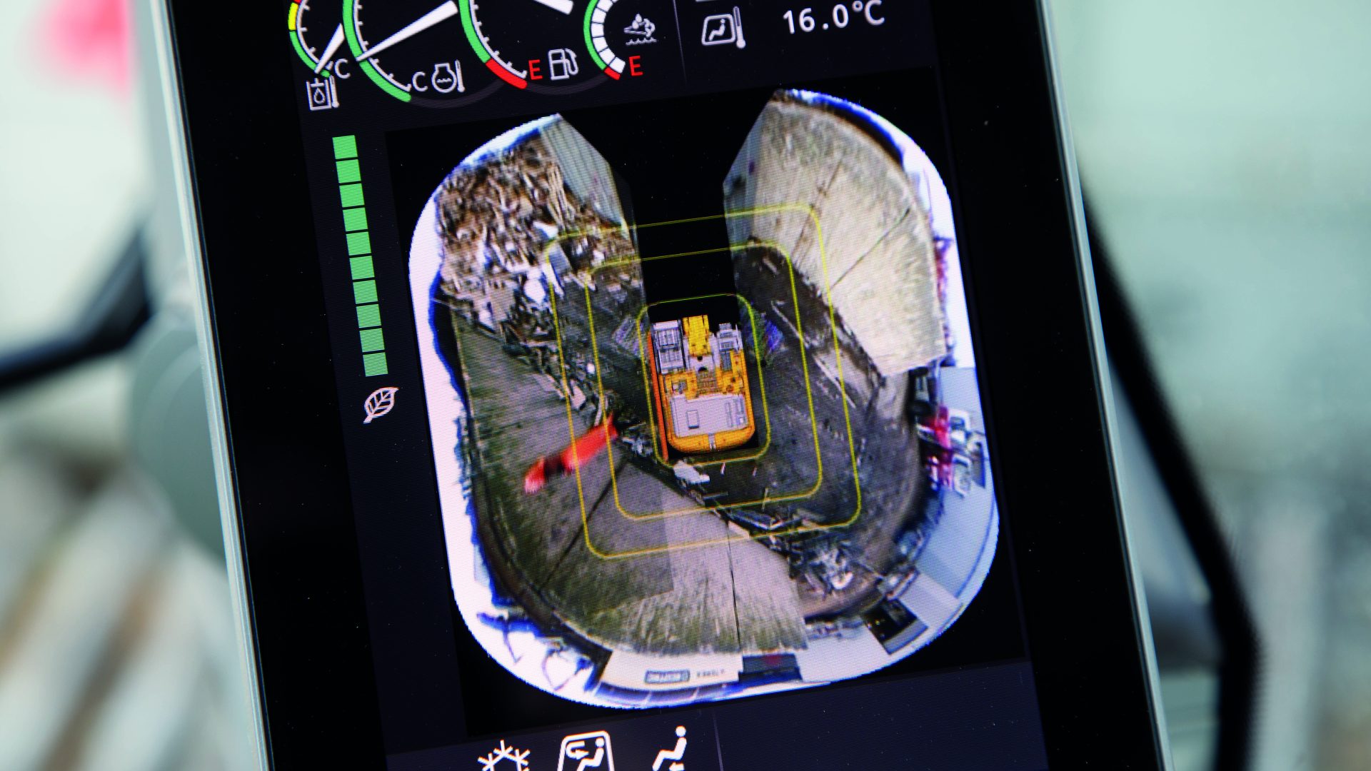Il display digitale permette di avere tutto sotto controllo al posto guida dello ZX135W-7