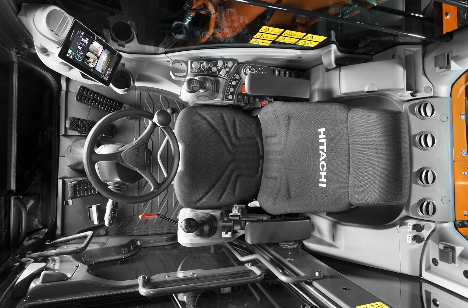 La cabina dello ZX135W-7 si distingue per l'ergonomia