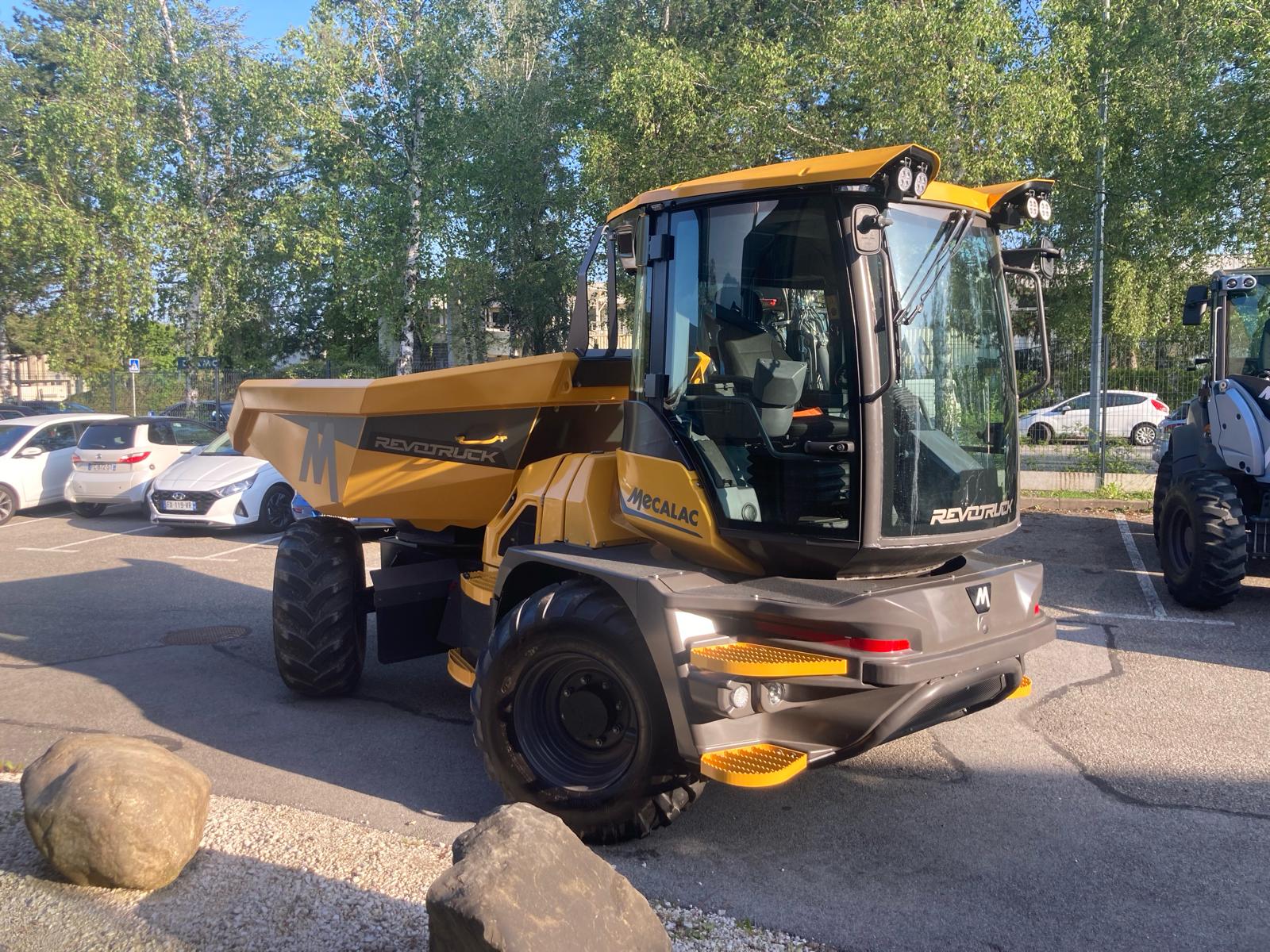 Il Mecalac Revotruck introduce un nuovo modello di ergonomia per i dumper compatti