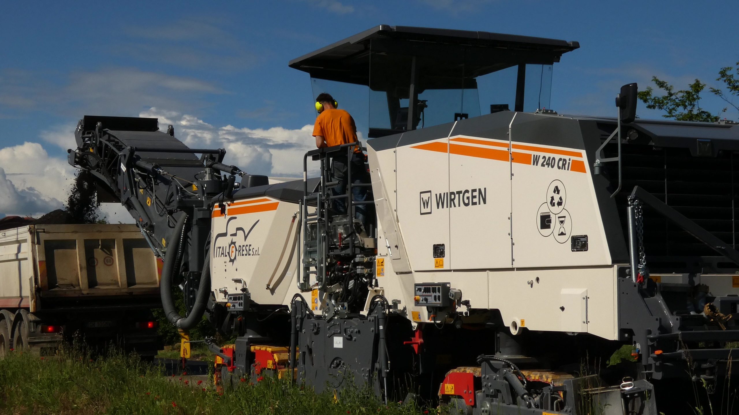 La WIRTGEN W240CRi è una macchina che in scarifica semplice ha una produttività elevatissima