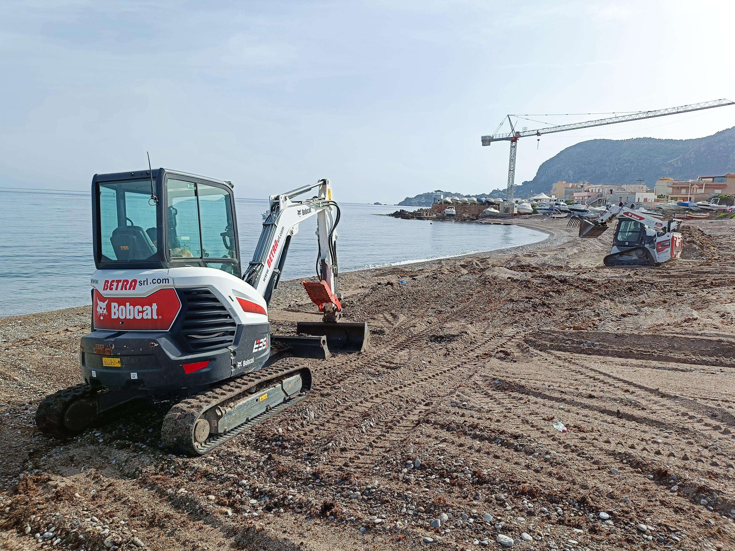 Le due macchine Bobcat hanno ripulito tutta la spiaggia in modo completo ed efficiente