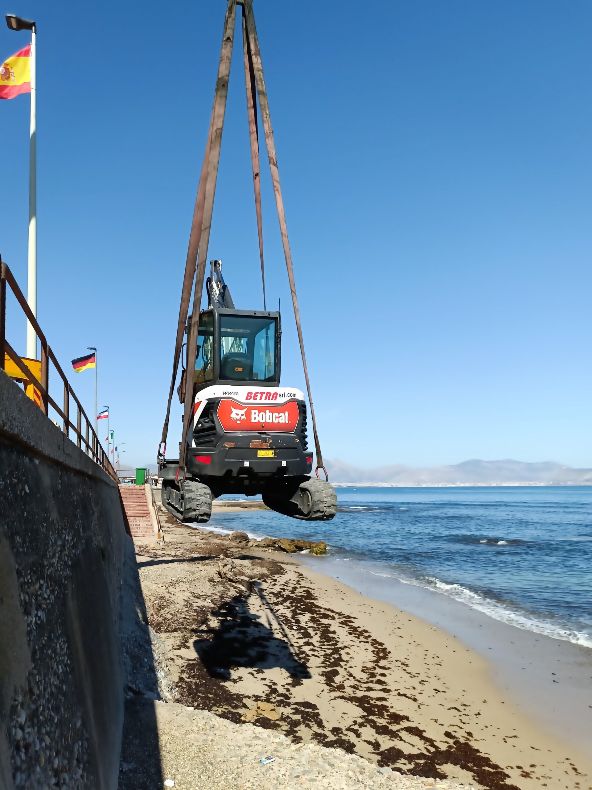 L'E35z di BOBCAT è stato calato con una gru