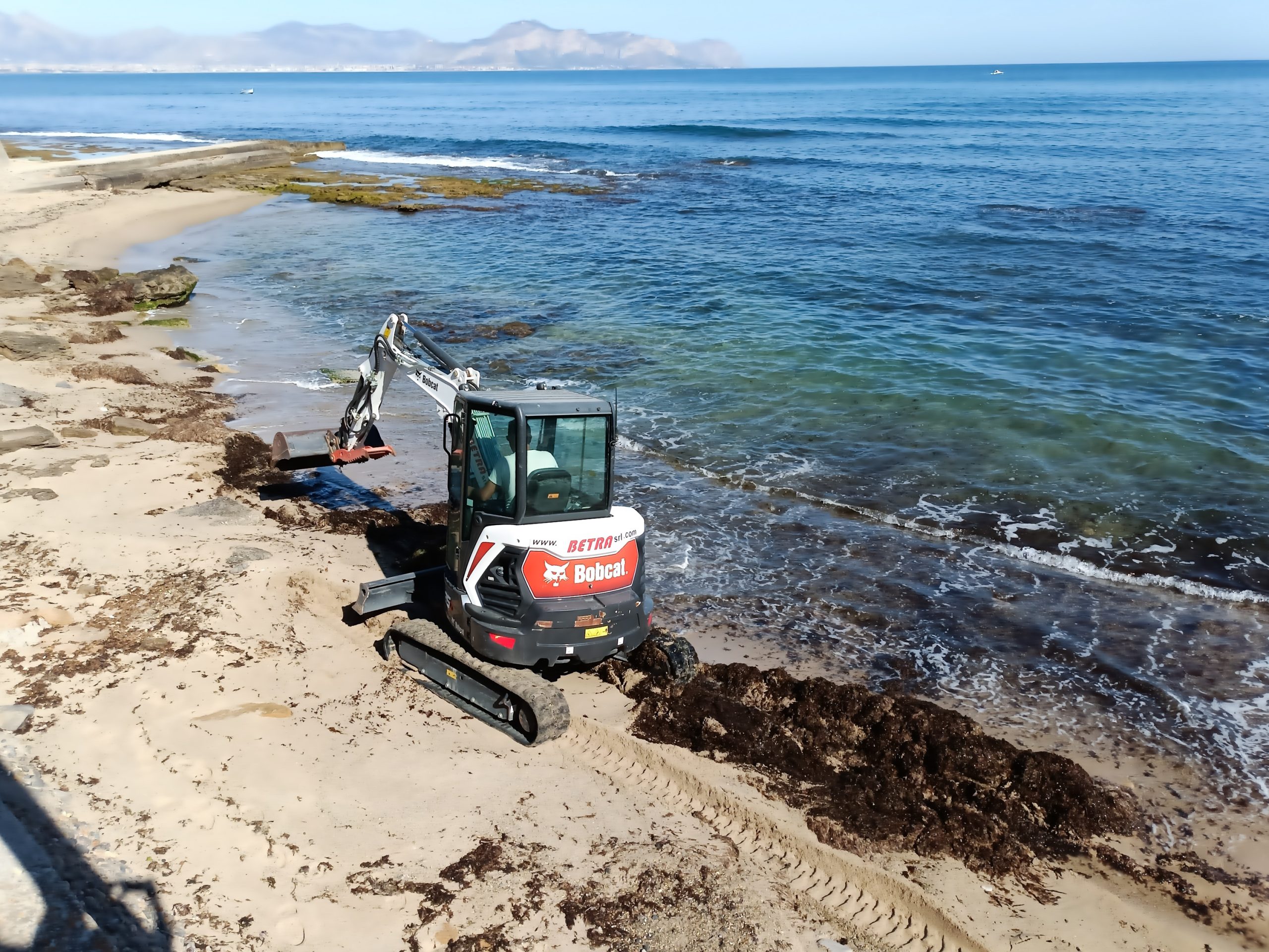 La rimozione delle alghe è stata efficiente grazie al BOBCAT E35z dotato di pollice