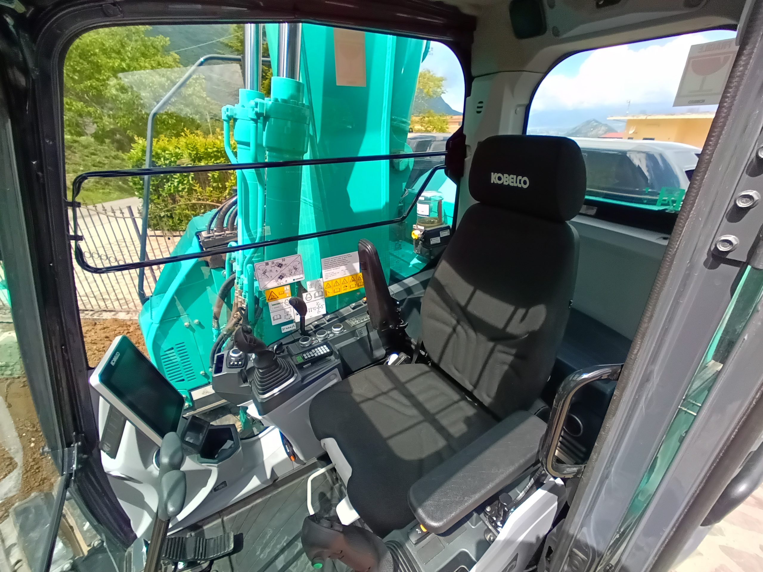 KOBELCO punta su comfort, idraulica soffice e grande silenziosità con il sistema iNDr