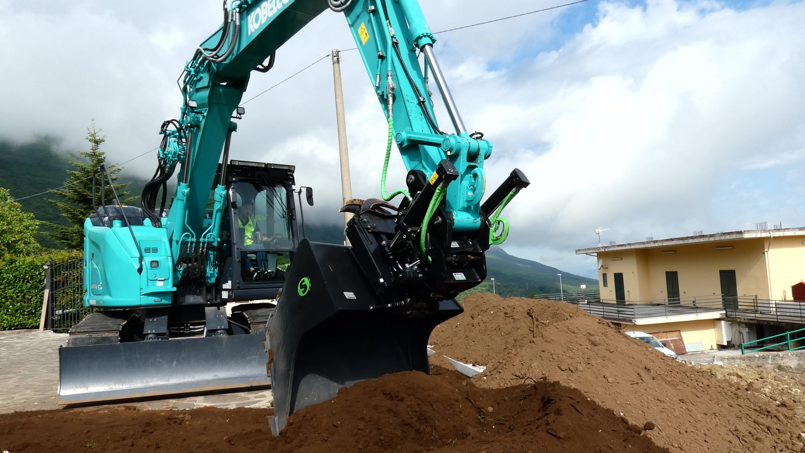 Il KOBELCO SK140SRLC-7 è uno dei modelli più venduti di Kobelco