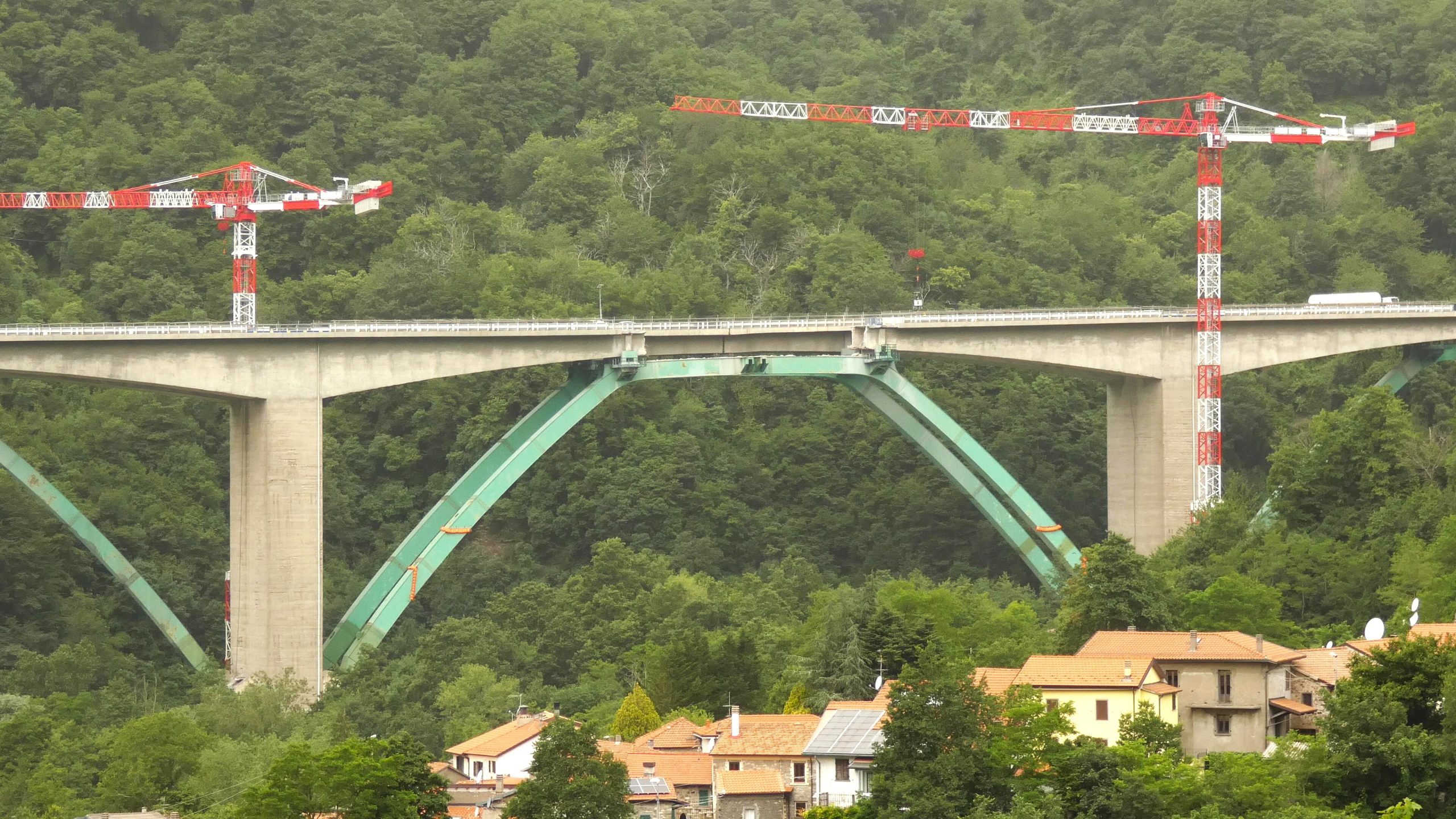 Le due Potain MDLT 1109 collocate vicino alla campata centrale