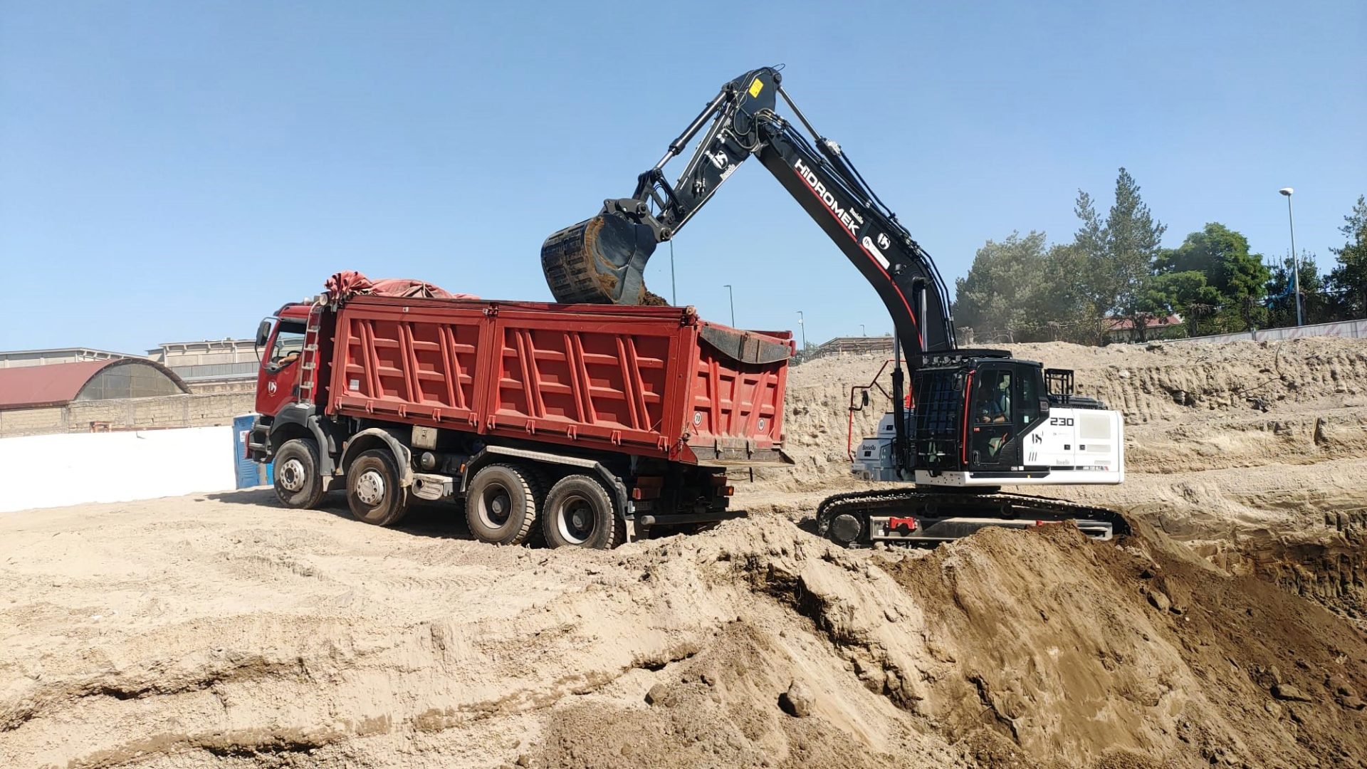 Il primo cantiere del nuovo Hidromek HMK230NLC della B.S. Costruzioni è stato lo scavo di un nuovo edificio residenziale