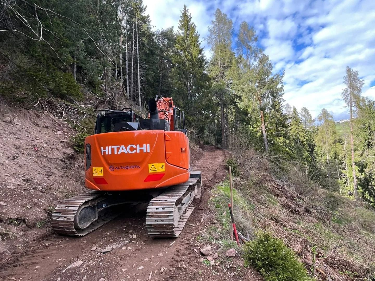 Gli escavatori Zaxis permettono di lavorare in quota con precisione e sicurezza