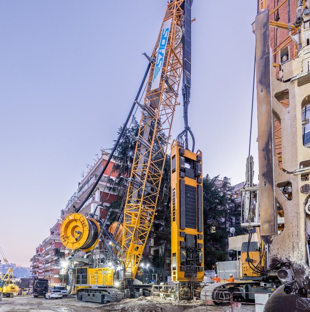 La LIEBHERR HS 8130.1 di SAOS lavora al Parco San Paolo di Napoli