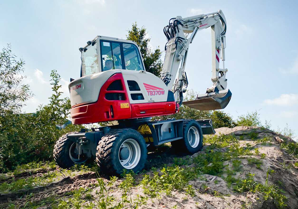 Il Takeuchi TB370W è un midiescavatore compatto che allarga verso il basso la gamma gommata del costruttore