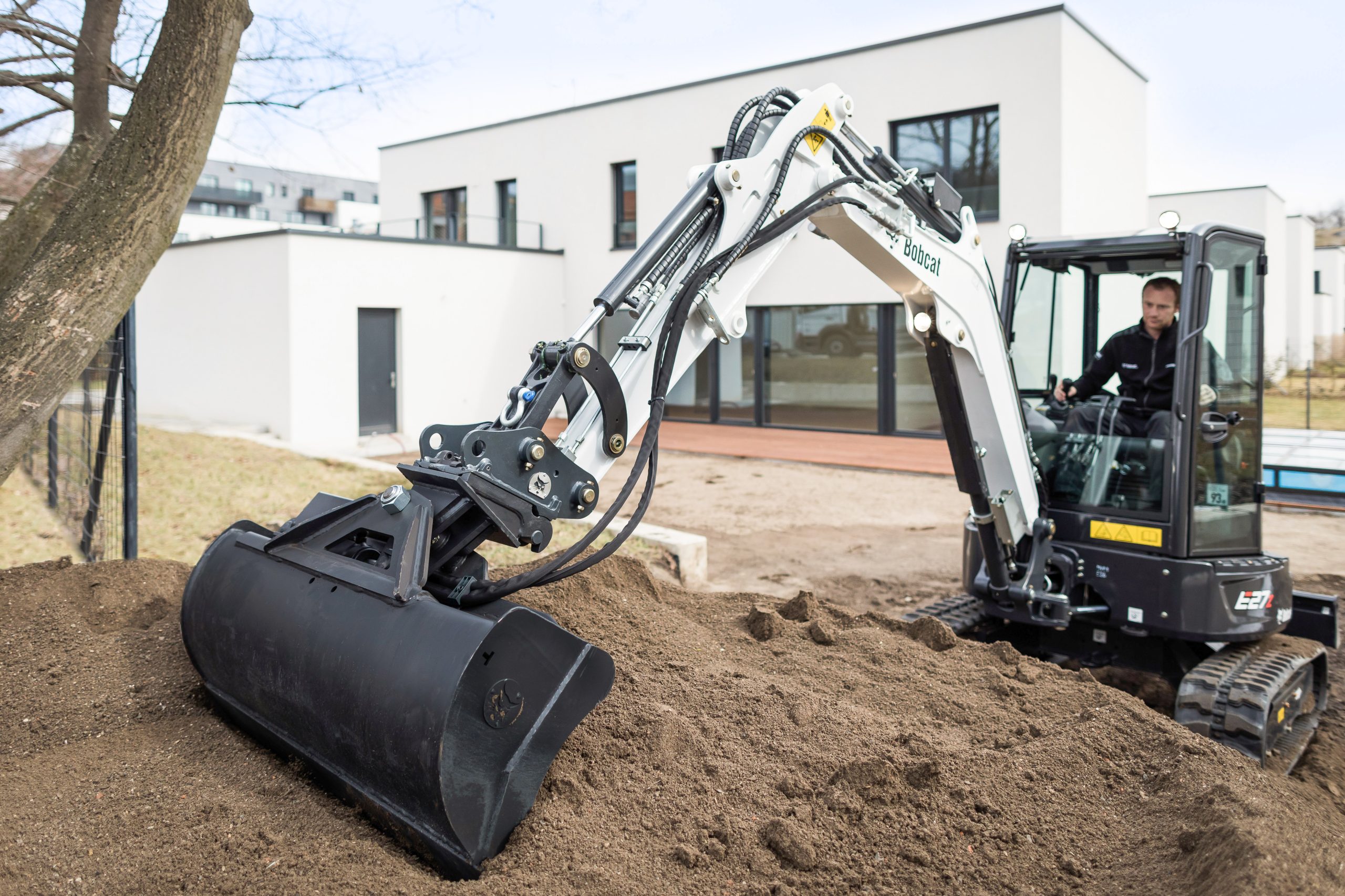 Il miniescavatore Bobcat E27 si presta in modo particolare alla paesaggistica