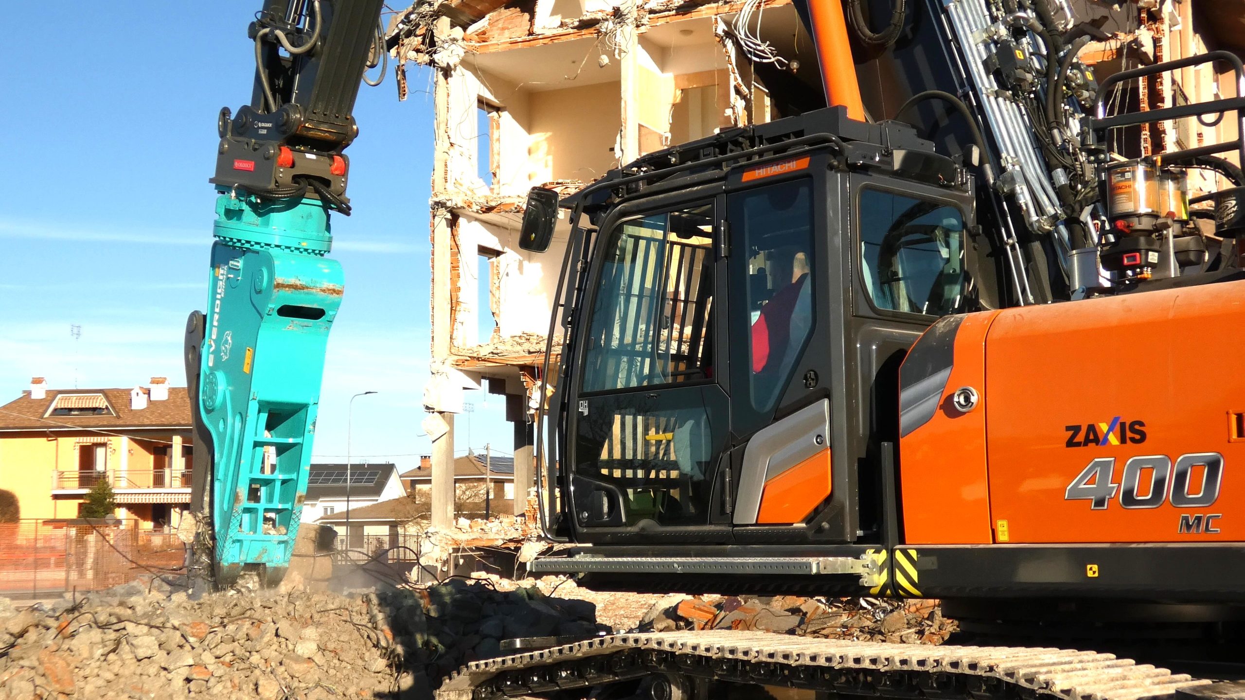 HITACHI ha curato la cabina dello ZX400MC-7 in modo dettagliato