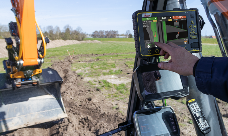 LEICA GEOSYSTEMS fornisce il sistema Leica MC1 3D retrofittabile per il Develon DX225LC-7X