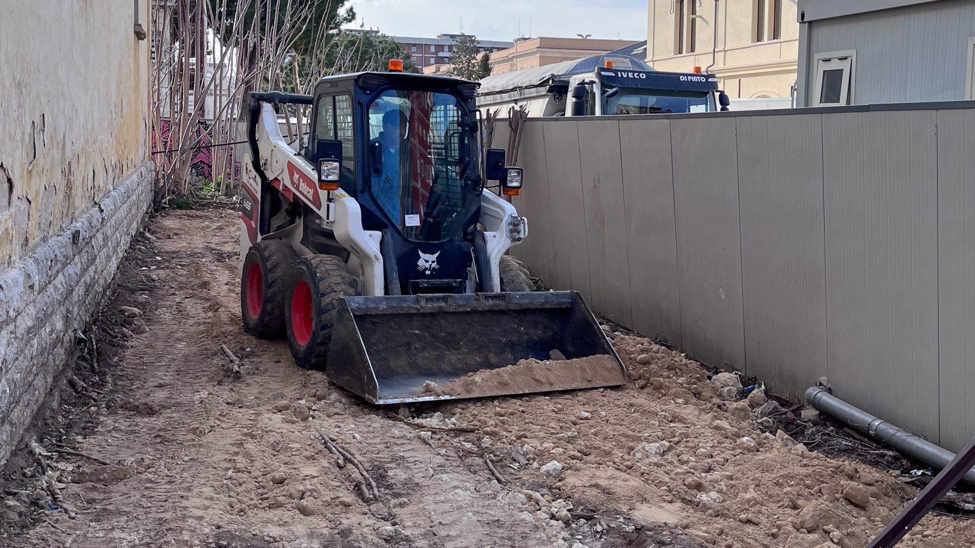 La Bobcat S66 è stata determinante per la logistica del cantiere di Bari