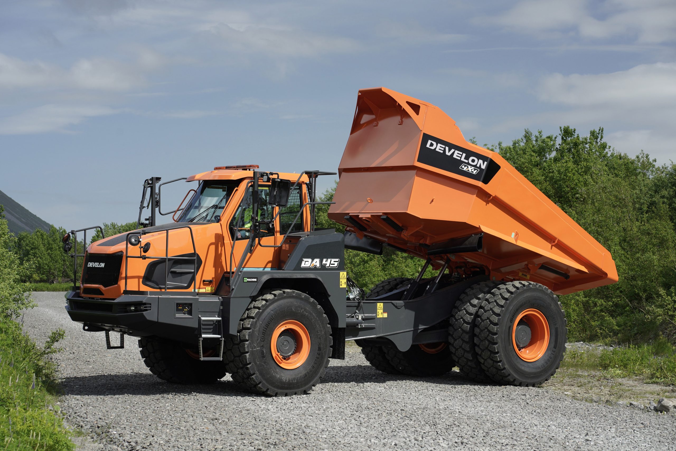 Il Develon DA45 4x4 attacca i dumper rigidi