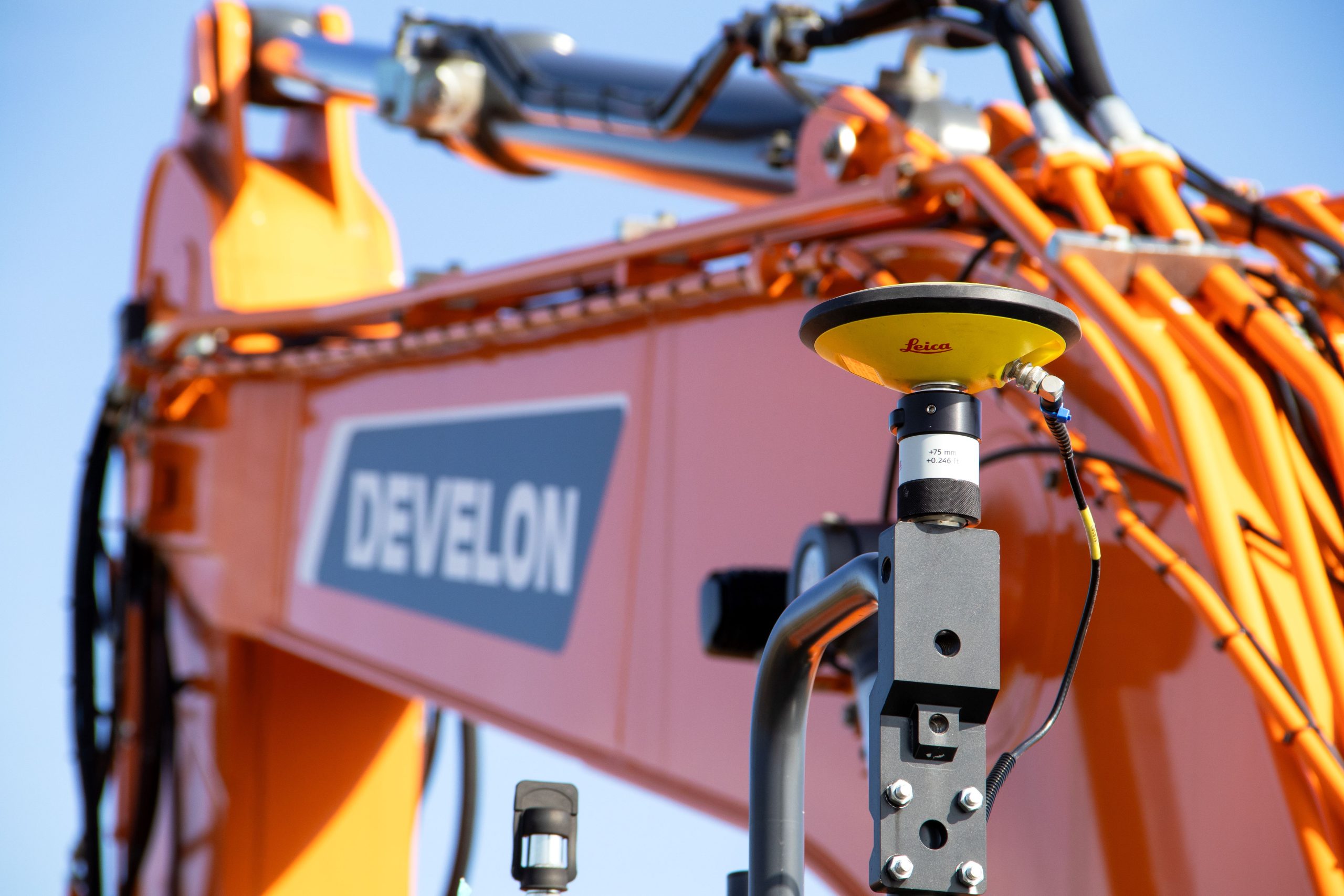 DEVELON ha presentato i nuovi accordi con Leica Geosystems per il DX225LC-7X