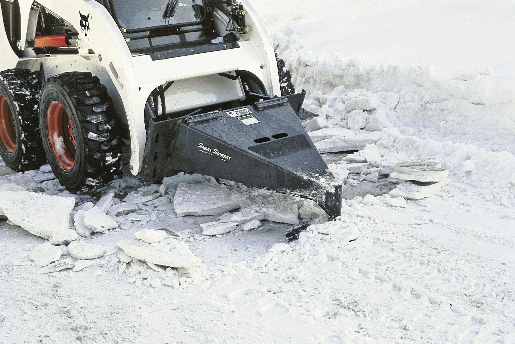 Bobcat fornisce anche dischi scraper per rimuovere il ghiaccio