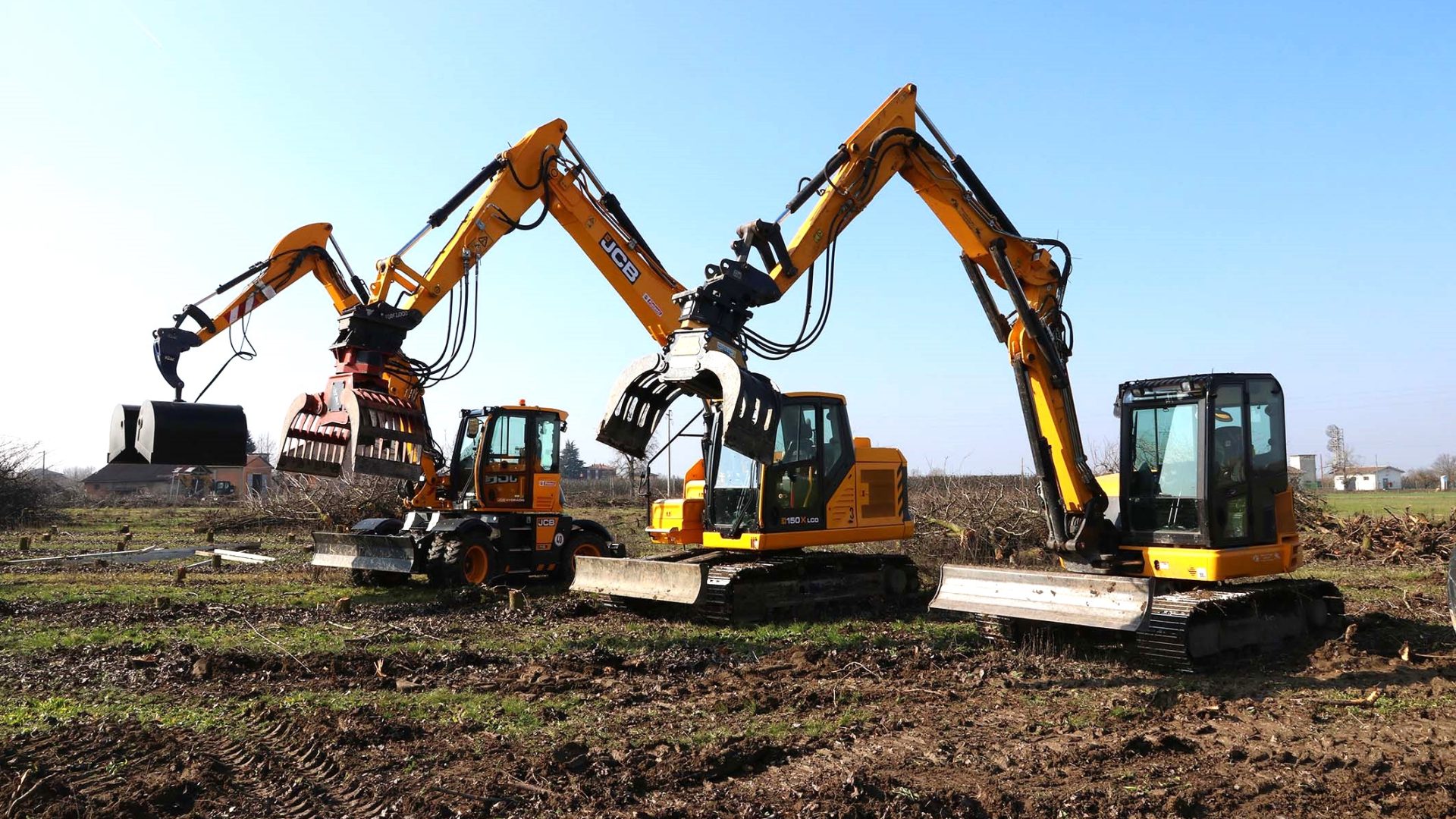 Le tre macchine JCB utilizzate dalla Sergio Monzali per la rimozione dei frutteti