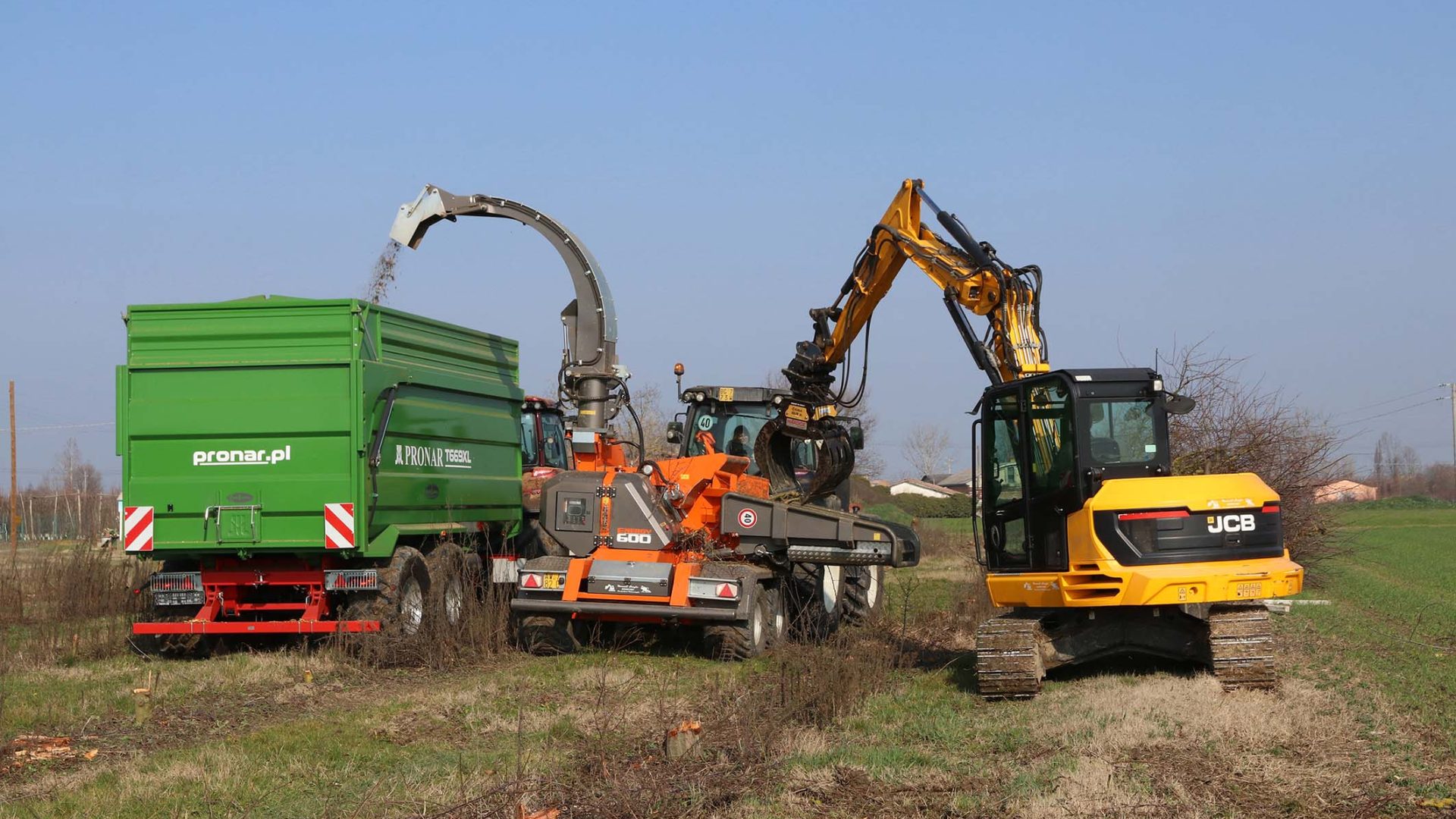 La cippatrice è alimentata con un JCB 86C-1