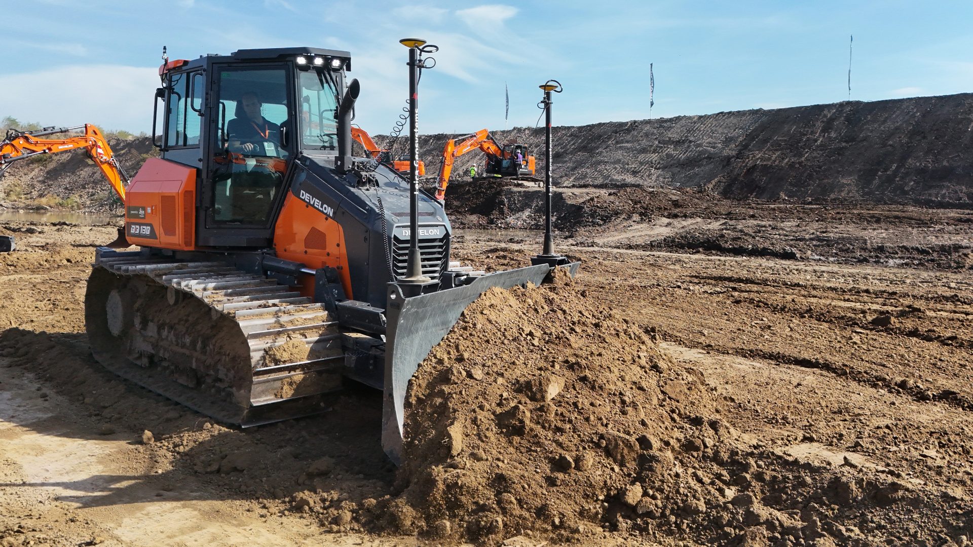 Leica Geosystems integra il proprio sistema 3D MC1 con il dozer Develon DD130-7