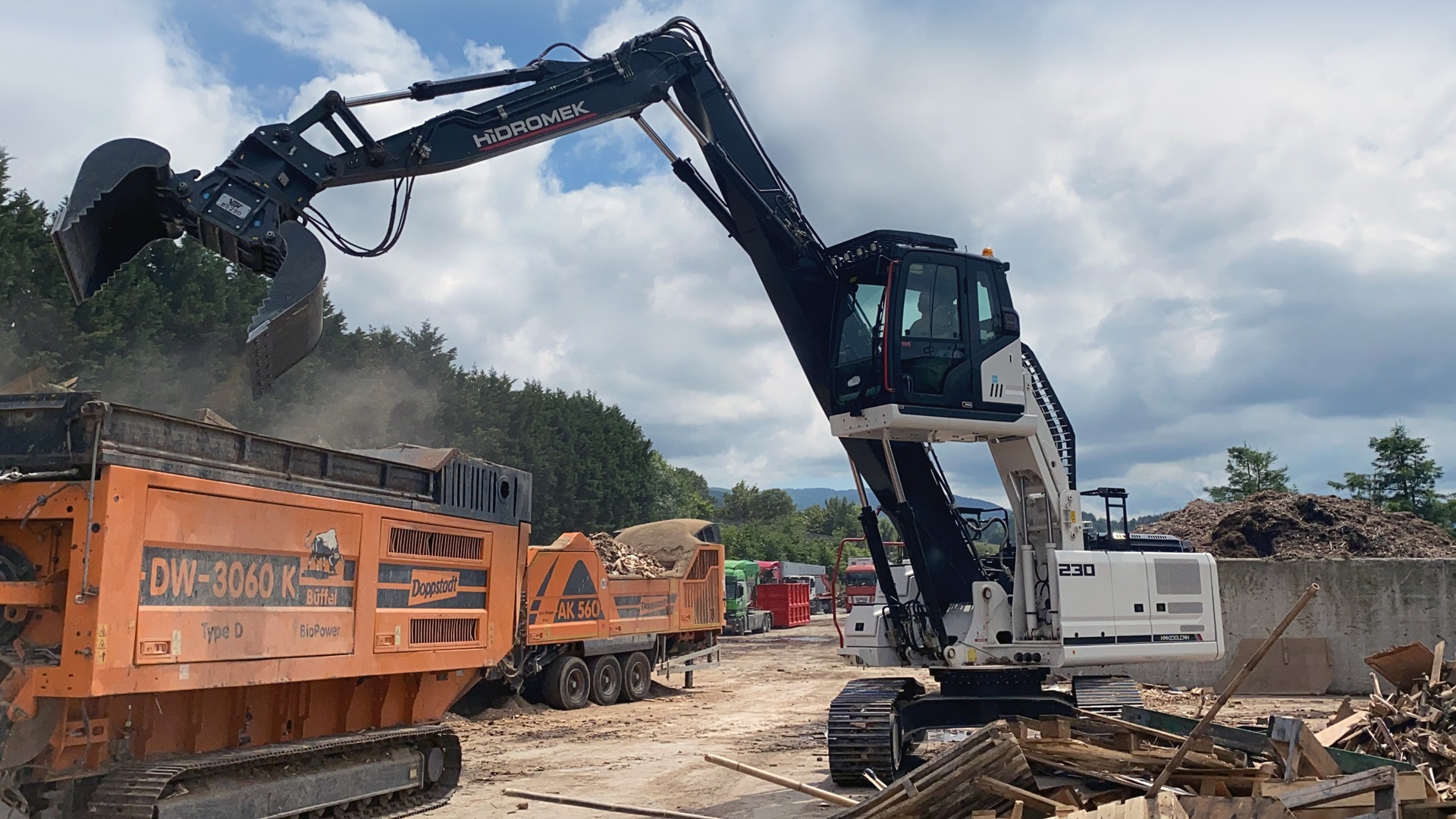 Hidromek ha modelli gommati e cingolati per la movimentazione industriale