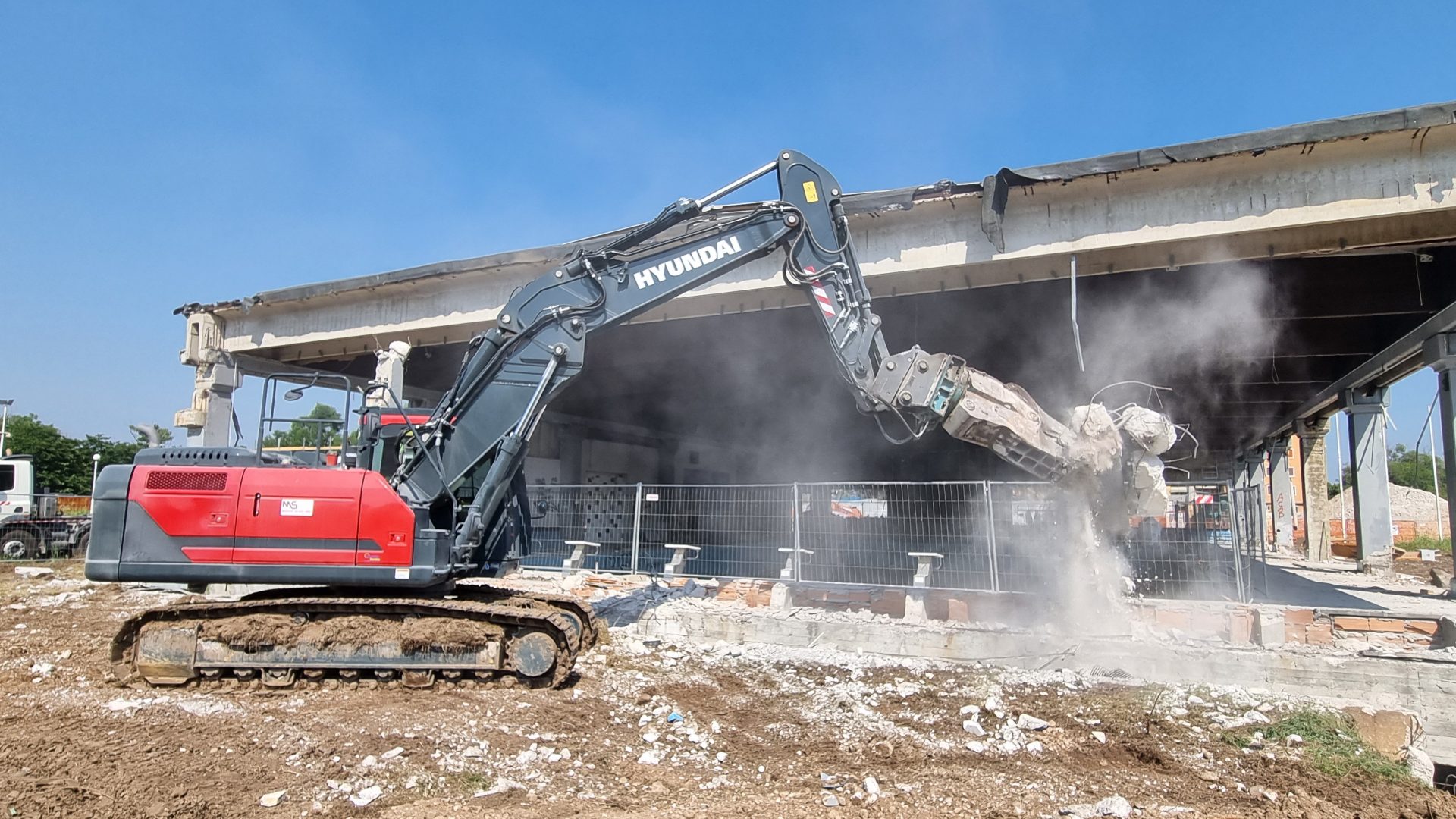 Mozzo Scavi ha demolito la vecchia piscina per costruirne una nuova