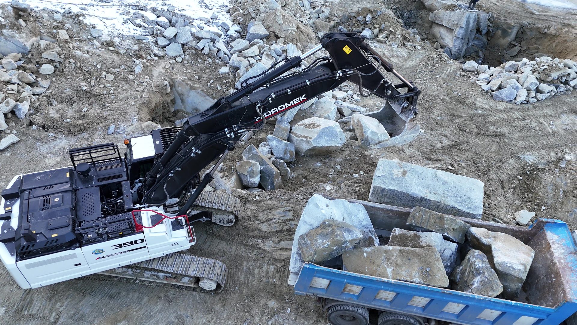 HIDROMEK propone l'HMK390 triplice per i lavori pesanti in cava e nelle demolizioni