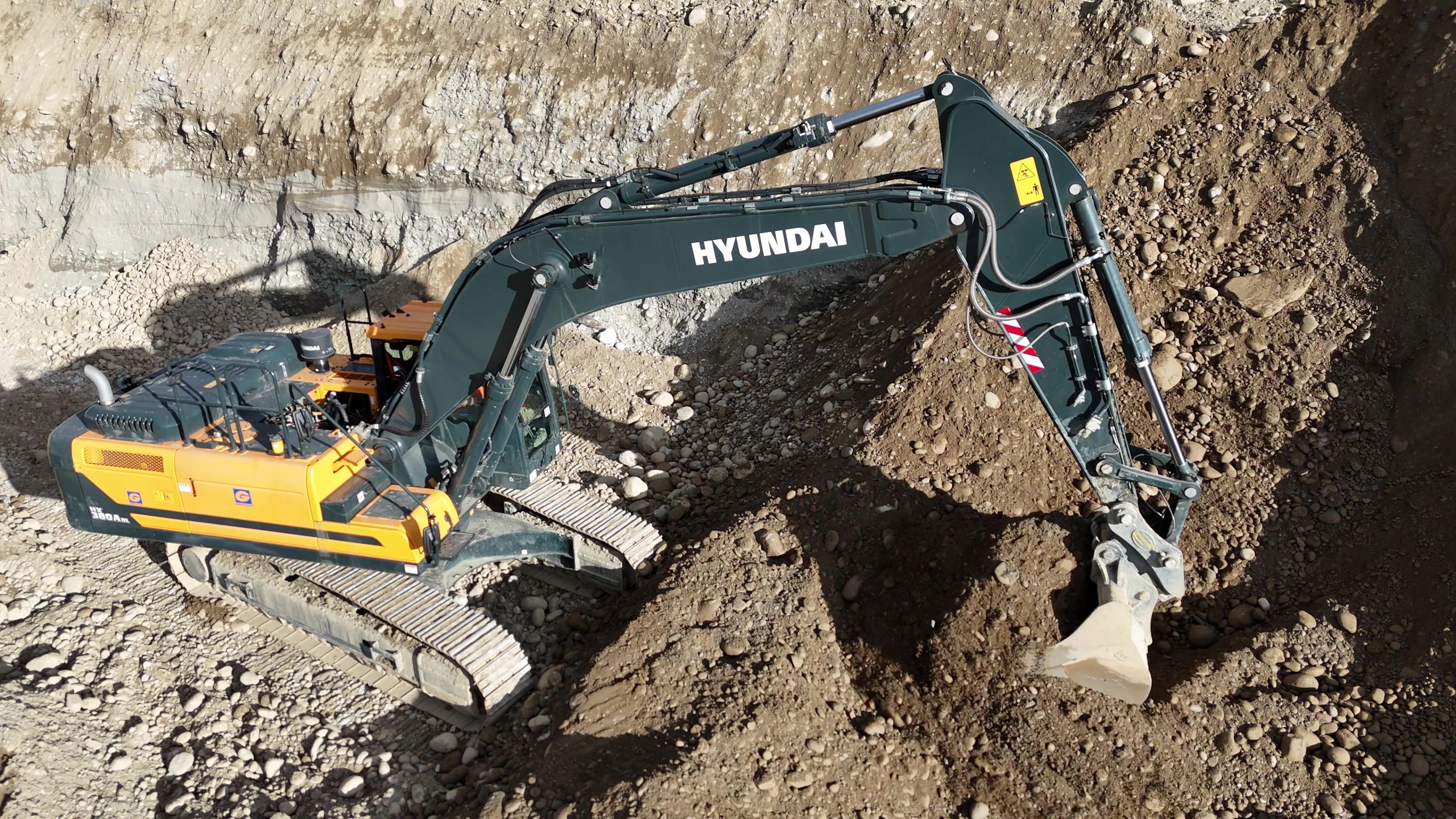 L'escavatore idraulico HD Hyundai HX380ANL è utilizzato da Cave Ticino sui gradoni