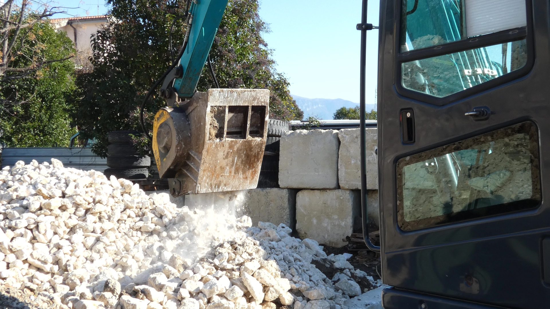 MB Crusher consente, con la MB-C50 S4, di recuperare materiali in spazi molto ridotti