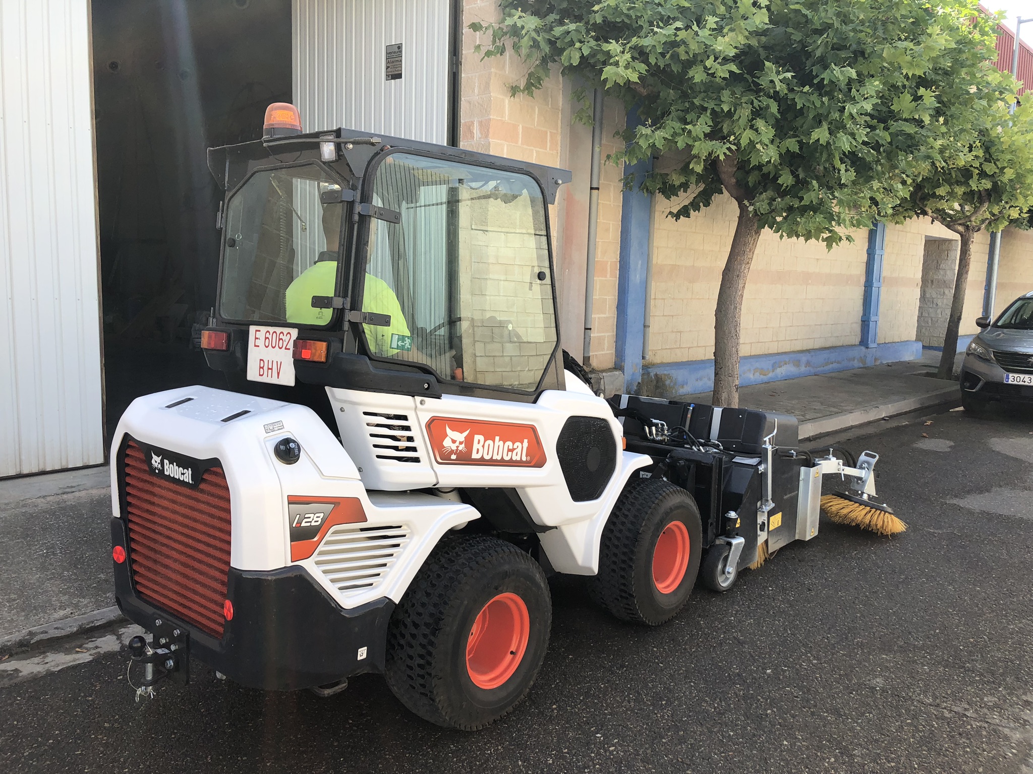 La Bobcat L28 è impiegata soprattutto nella pulizia stradale